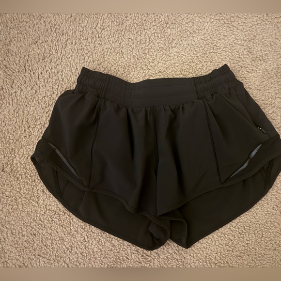 Lululemon Hotty Hot Short II *2.5" - Picture 1 of 3
